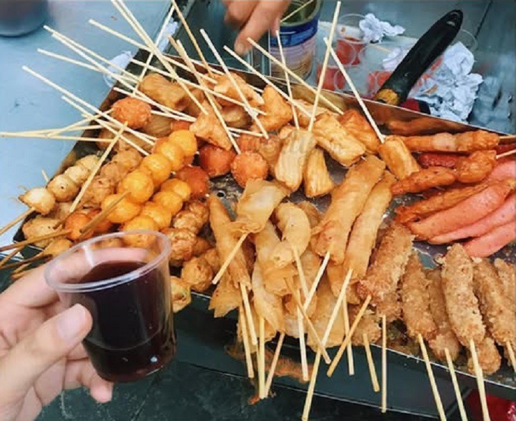 Tính giá vốn xiên que chiên, chi phí mở quán ăn vặt 6 Cảnh báo rùng mình về món "xiên bẩn” giá rẻ, có cho cũng không dám ăn