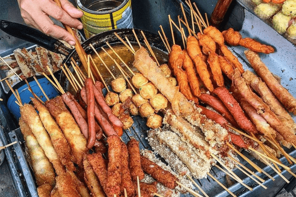 Mở quán ăn vặt cần bao nhiêu vốn? Chi phí chi tiết 6 Xiên bẩn